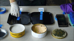 同一時間使用蜜蠟250的模具在差不多2秒后就掉落在桌面上，但使用常規(guī)蠟的模具還是牢牢地穩(wěn)固貼在模具上，附著力十分強，由此可見使用蜜蠟250的脫膜效果更勝一籌。