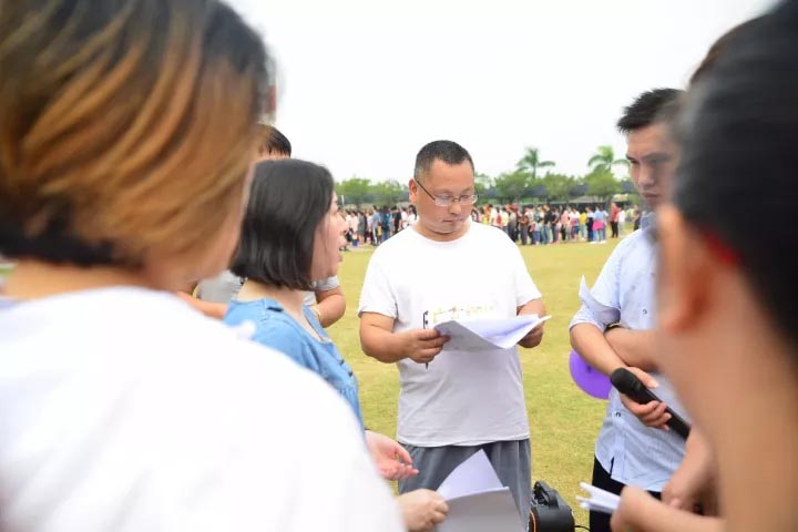 口哨發(fā)令、旗幟落下，比賽的完美呈現(xiàn)，離不開裁判員的辛苦付出，低調(diào)是他們的代名詞