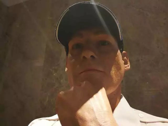 凌厲的眼神流轉(zhuǎn)，目光如炬，手掌的青筋清晰暴出，歲月的紋路無情橫亙——樹脂雕塑《站崗》