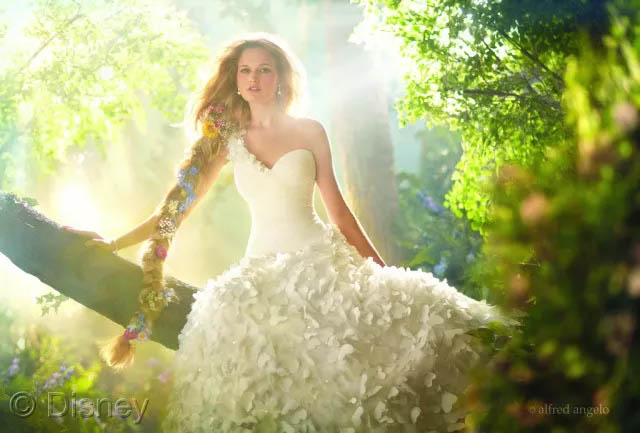 假若將玻璃鋼船艇比喻成一位女生，那么膠衣就是她華美的衣裳！