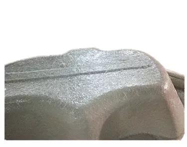 用樹脂和玻璃纖維復合在浴缸胚料的底部，使成型產(chǎn)品有足夠的強度