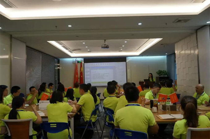 7月13日晚，賴厚平董事長在博皓總部中心會議室給我們進行了關于《客戶價值》的培訓。