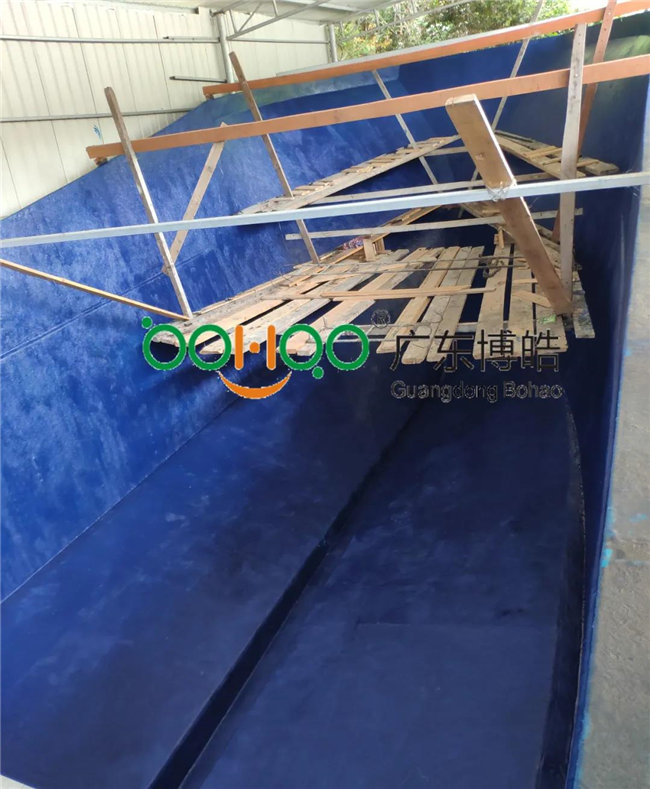 將玻璃鋼模具清洗干凈，打上脫模蠟 施涂船體膠衣