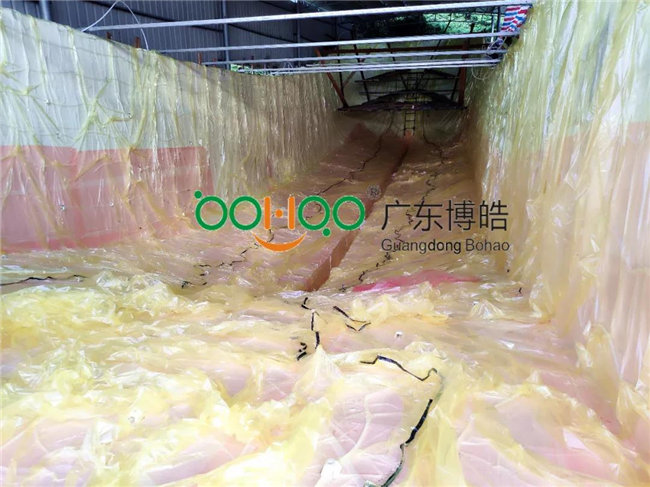 完成鋪層后，用真空袋覆蓋好