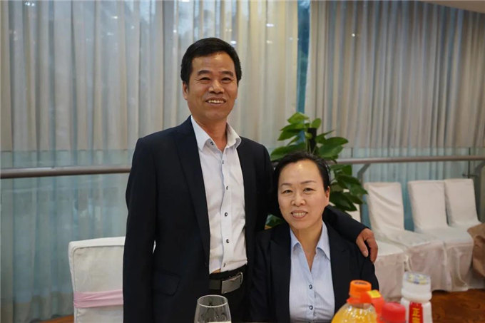 博皓家人們歡聚一堂，把酒言歡，開(kāi)懷暢飲