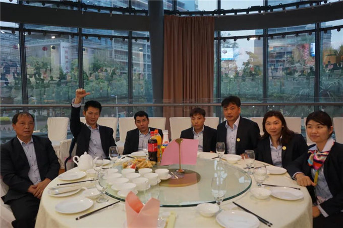 博皓家人們歡聚一堂，把酒言歡，開(kāi)懷暢飲-4