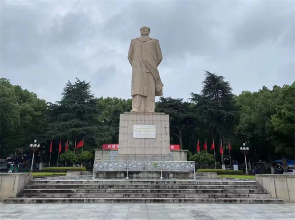 湖南大學(xué)，毛主席雕像