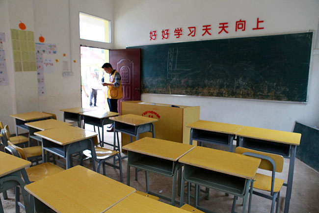 梅嶺小學(xué)僅有20多個學(xué)生，只有包括1個校長在內(nèi)的3個老師